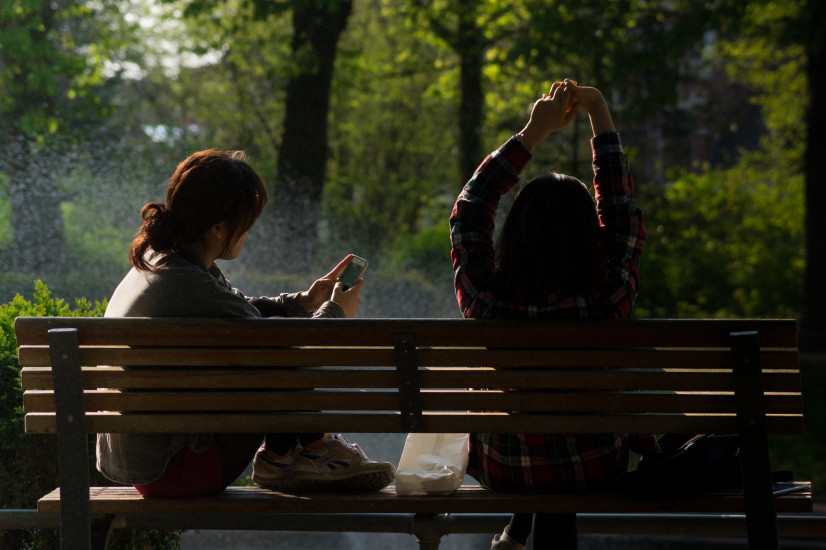 bench-chilling-friends-798-826x550